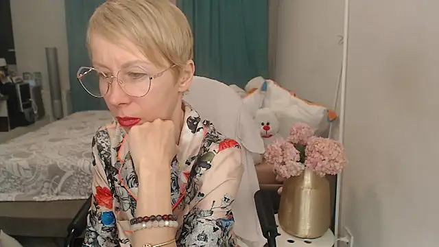 Snapshot of LuxuryNika chatting on June 2026 06:41:02 PM LuxuryNika online show from June 2026 06:41:02 PM