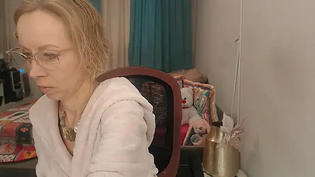 LuxuryNika online show from April 2026 02:40:02 PM