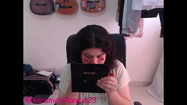 Snapshot of Smoke_trip_Alicia chatting on March 2025 01:07:01 PM Smoke trip Alicia online show from March 2025 01:07:01 PM