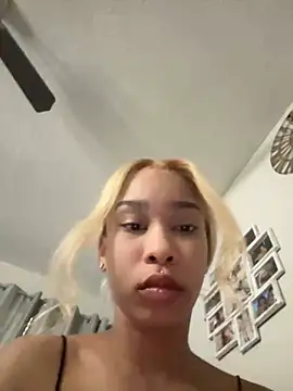 Snapshot of nikkiibabby chatting on December 2024 09:54:01 PM nikkiibabby online show from December 2024 09:54:01 PM