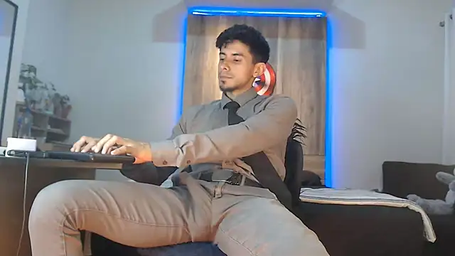 Andrew 4  online show from November 2025 01:42:01 AM