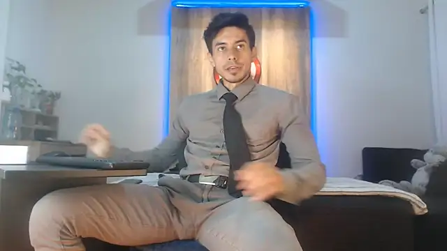 Andrew 4  online show from November 2025 01:06:01 AM