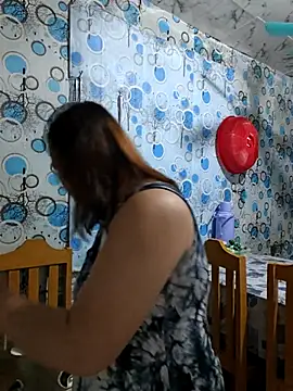 XXLorie 02 online show from April 2026 11:47:01 AM