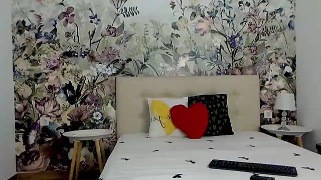RoseDiamond06 online show from September 2025 10:37:02 PM