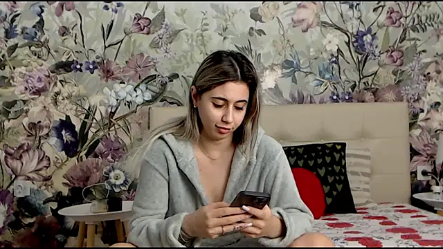 RoseDiamond06 online show from February 2025 04:47:01 PM