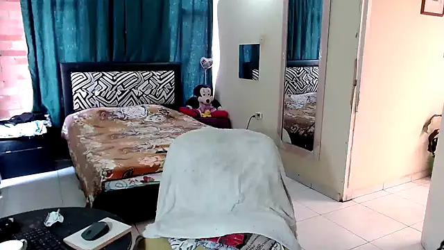 Sashaferrari2000 online show from December 2025 04:09:01 PM