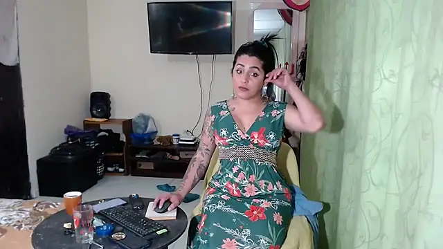 Sashaferrari2000 online show from April 2026 05:25:01 AM