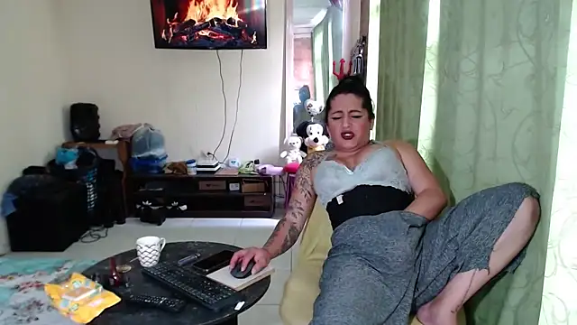 Sashaferrari2000 online show from April 2026 06:11:02 PM