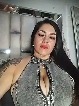 Snapshot of chelaqueen_ chatting on June 2026 01:43:01 AM chelaqueen online show from June 2026 01:43:01 AM