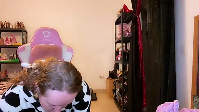 Snapshot of kisicaxx chatting on December 2025 05:12:01 PM kisicaxx online show from December 2025 05:12:01 PM