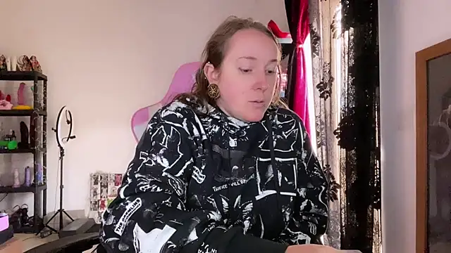 kisicaxx online show from December 2025 02:00:02 PM