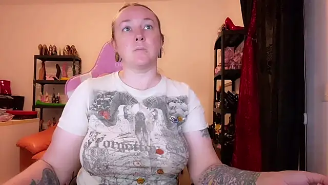 Snapshot of kisicaxx chatting on October 2025 05:56:02 PM kisicaxx online show from October 2025 05:56:02 PM