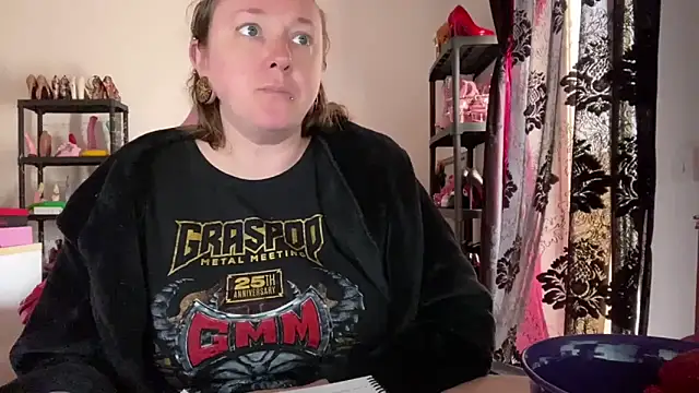 kisicaxx online show from April 2026 01:36:01 PM