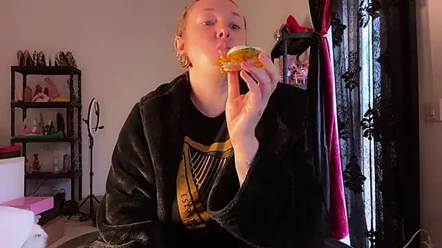 Snapshot of kisicaxx chatting on November 2025 03:23:01 PM kisicaxx online show from November 2025 03:23:01 PM