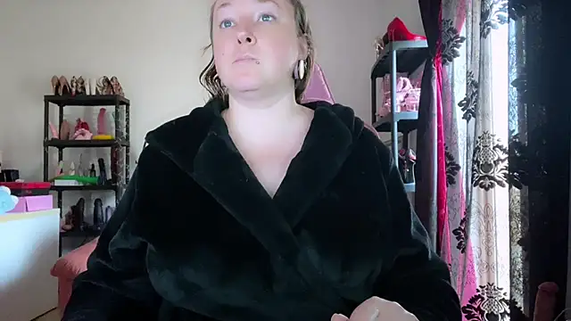 kisicaxx online show from April 2026 03:18:02 PM