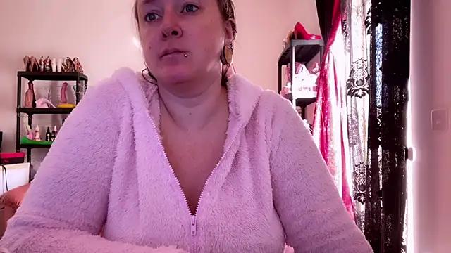 Snapshot of kisicaxx chatting on November 2025 09:35:02 AM kisicaxx online show from November 2025 09:35:02 AM