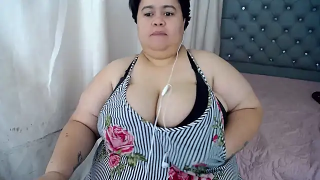 Snapshot of hotlesby4uxxx chatting on December 2024 04:43:01 PM hotlesby4uxxx online show from December 2024 04:43:01 PM