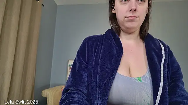 Snapshot of LeiaSwift chatting on March 2025 12:01:02 PM LeiaSwift online show from March 2025 12:01:02 PM