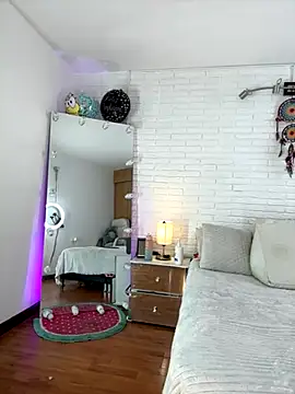 hollythomson online show from October 2025 05:12:02 PM