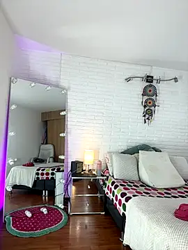 hollythomson online show from October 2025 11:23:01 AM