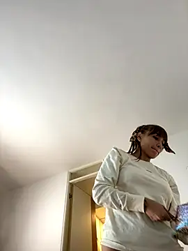 hollythomson online show from October 2025 09:57:02 PM