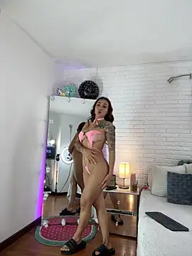 hollythomson online show from November 2025 02:17:01 PM