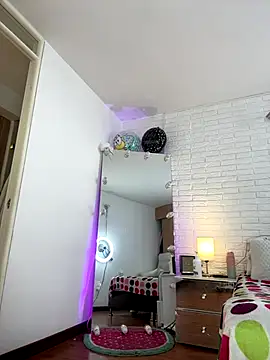 hollythomson online show from November 2025 04:22:01 PM