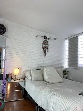 hollythomson online show from October 2025 12:03:01 PM