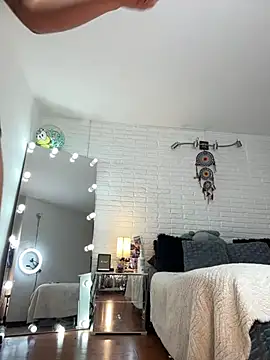 hollythomson online show from January 2026 01:20:02 AM