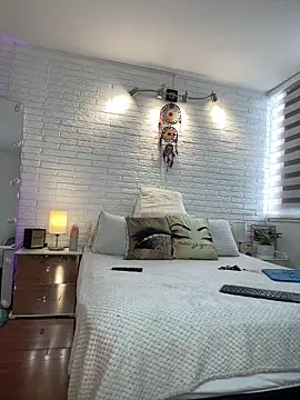 hollythomson online show from February 2026 06:37:02 PM