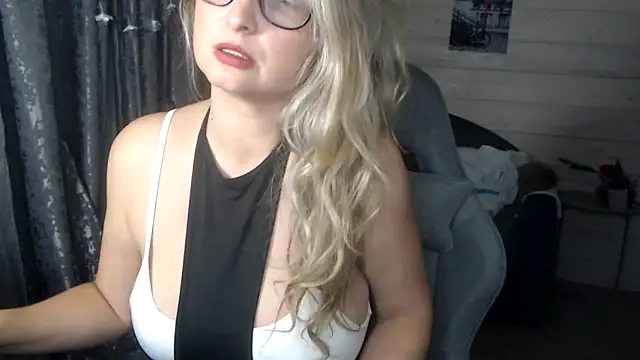 RubiLakros online show from October 2025 06:51:01 PM