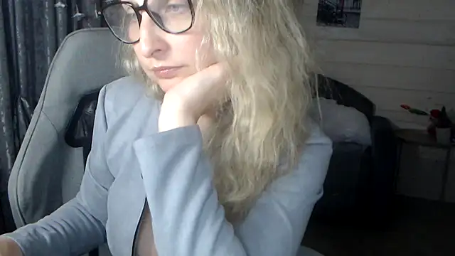 RubiLakros online show from November 2025 12:09:01 PM