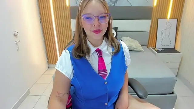 LEYNABRAUN online show from October 2025 12:57:02 PM