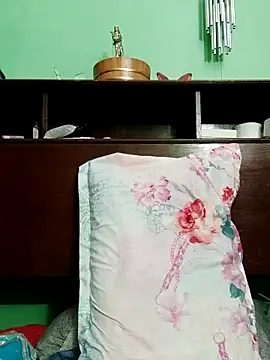 Snapshot of QueenSoreal chatting on April 2026 05:41:02 PM QueenSoreal online show from April 2026 05:41:02 PM