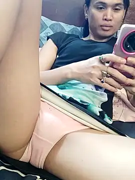 Snapshot of QueenSoreal chatting on April 2026 01:44:02 AM QueenSoreal online show from April 2026 01:44:02 AM