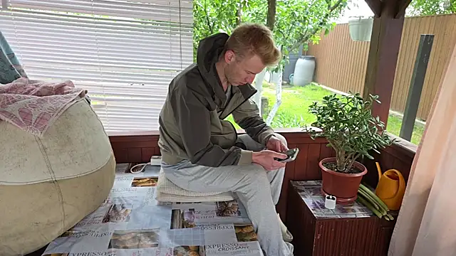 Snapshot of Vuitton chatting on May 2026 12:00:02 PM Vuitton online show from May 2026 12:00:02 PM