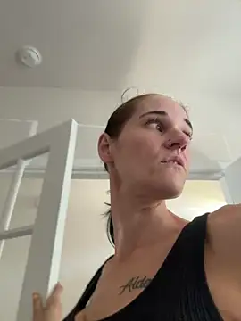 lolabunny9 online show from October 2025 05:46:01 PM