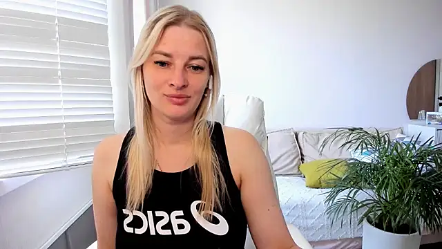 Snapshot of HILT_ON chatting on June 2026 01:11:02 AM HILT ON online show from June 2026 01:11:02 AM