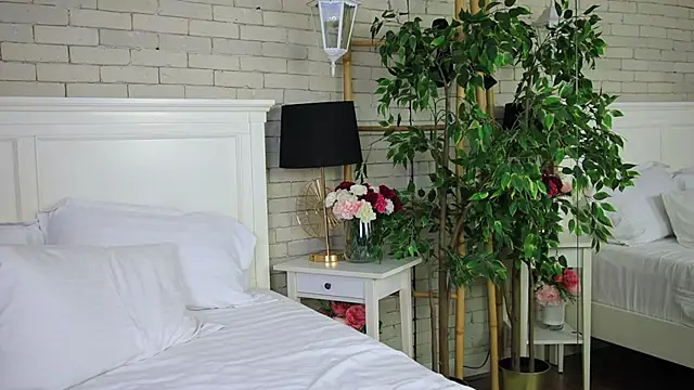 Snapshot of EmillyBronte chatting on October 2025 07:37:01 PM EmillyBronte online show from October 2025 07:37:01 PM