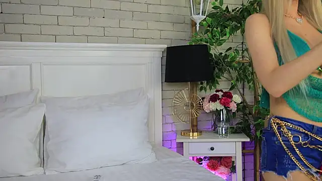 Snapshot of EmillyBronte chatting on November 2025 08:31:01 PM EmillyBronte online show from November 2025 08:31:01 PM