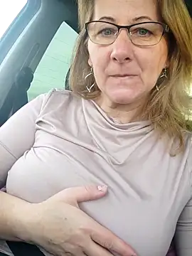 Snapshot of Elza01 chatting on November 2025 06:18:02 AM Elza01 online show from November 2025 06:18:02 AM