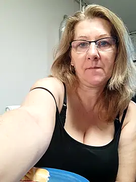 Snapshot of Elza01 chatting on October 2025 06:28:01 AM Elza01 online show from October 2025 06:28:01 AM