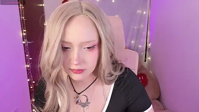 Snapshot of KuroChan420 chatting on December 2025 01:27:01 AM KuroChan420 online show from December 2025 01:27:01 AM