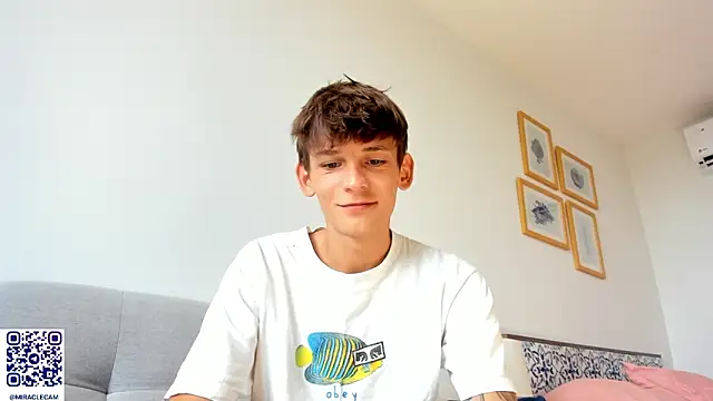 Snapshot of MiracleCam chatting on January 2026 02:37:01 AM MiracleCam online show from January 2026 02:37:01 AM