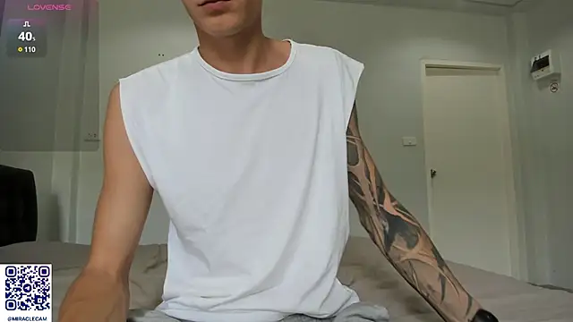 Snapshot of MiracleCam chatting on December 2025 04:51:02 AM MiracleCam online show from December 2025 04:51:02 AM