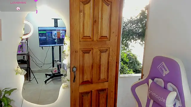 sofia gold  online show from October 2025 06:49:02 PM