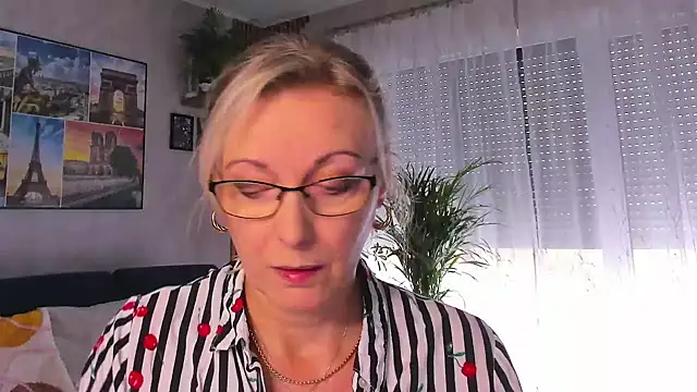 vanessa chat online show from October 2025 01:19:01 PM