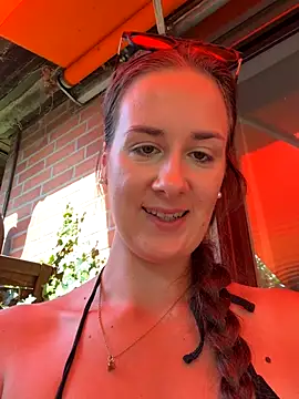 Snapshot of EllaMae chatting on September 2025 11:15:02 AM EllaMae online show from September 2025 11:15:02 AM