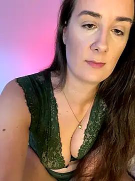 Snapshot of EllaMae chatting on November 2025 02:22:01 PM EllaMae online show from November 2025 02:22:01 PM