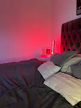 Snapshot of EllaMae chatting on November 2025 02:12:01 PM EllaMae online show from November 2025 02:12:01 PM